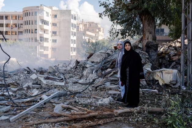 News Bilder des Tages November 12, 2024, Tyre, Lebanon: Two women stand next to the destruction in the city centre of Tyre, following an Israeli airstrike in the southern Lebanese port city, killing at least seven, three of whom were deaf and mute over the weekend. Explosion continues in the south of Lebanon as Hezbollah and Israel s conflict has not see an end. Tyre Lebanon - ZUMAs197 20241112_aaa_s197_138 Copyright: xAshleyxChanx