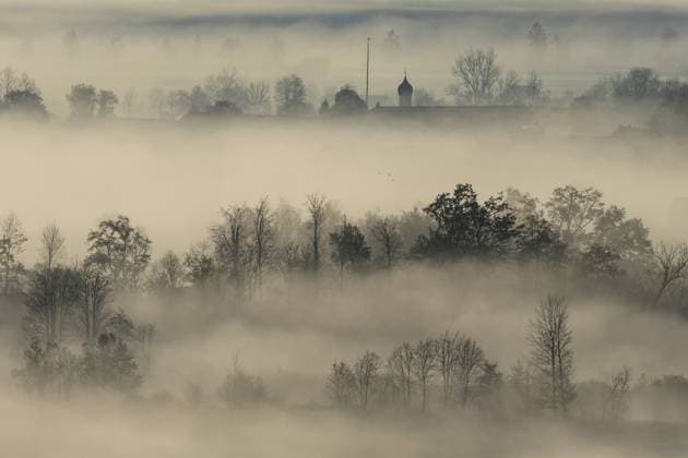 Nebelstimmung, Nebel, Morgenlicht, Gegenlicht, Kirchturm, Herbst, Loisach-Kochelsee-Moor, Ausblick auf Schlehdorf, Alpenvorland, Bayern, Deutschland, Europa Foggy mood, fog, morning light, backlight, church tower, autumn, Loisach-Lake Kochel moor, view of Schlehdorf, Alpine foothills, Bavaria, Germany, Europe Copyright: imageBROKER MartinaxMelzer ibxmmm11746469.jpg
