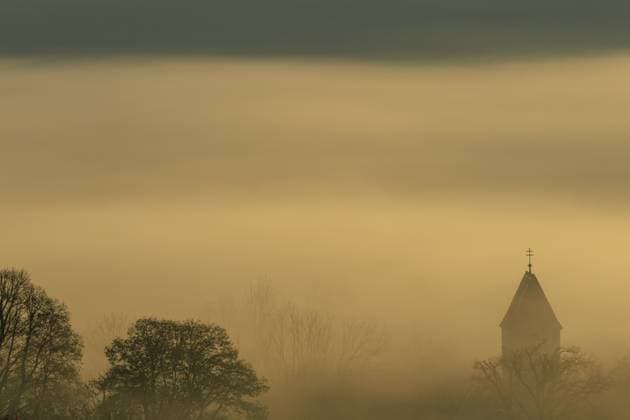 Nebelstimmung, Nebel, Morgenlicht, Gegenlicht, Kirchturm, Herbst, Loisach-Kochelsee-Moor, Ausblick auf Zell, Alpenvorland, Bayern, Deutschland, Europa Foggy mood, fog, morning light, backlight, church tower, autumn, Loisach-Lake Kochel moor, view of Zell, Alpine foothills, Bavaria, Germany, Europe Copyright: imageBROKER MartinaxMelzer ibxmmm11746474.jpg