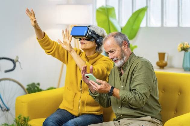 Älteres Ehepaar beim gemeinsamen VR Spiel mit Virtual Reality Brille und Mobiltelefon Elderly couple with playing VR game together using virtual reality goggles and mobile phone Copyright: imageBROKER UnaixHuizi ibxuhu11711638.jpg ,model released, Symbolfoto ,property released