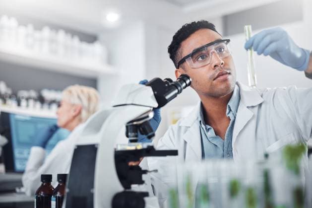 IMAGO Creative, Diversity, Pflege im Krankenhaus Black man, scientist and lab with test tube research, microscope and focus for agriculture study with plant. Science team, glass vial and plants for medicine, pharma and stop virus, bacteria or germs. model released property released Copyright: xPeopleImages.comx-x 2573884x