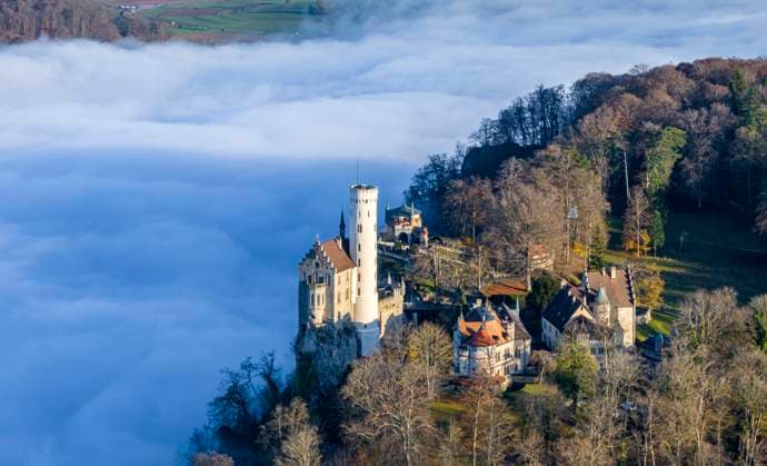 Sonnenschein in den Bergen, Nebel im Echaztal. Schloss Lichtenstein auf der Schwäbische Alb. Das Märchenschloss Württembergs ist ein im Stil des Historismus erbautes Schloss des 19. Jahrhunderts. 10.11.2024: Lichtenstein, Baden-Württemberg, Deutschland *** Sunshine in the mountains, fog in the Echaz valley Lichtenstein Castle in the Swabian Alb The fairytale castle of Württemberg is a 19th century castle built in the historicist style 10 11 2024 Lichtenstein, Baden Württemberg, Germany