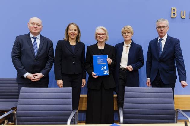 News Themen der Woche KW46 News Bilder des Tages Wirtschaftsweisen, v.l.: Prof. Dr. Achim Truger, Dr. h.c. Ulrike Malmendier, Prof. Dr. Dr. h.c. Monika Schnitzer, Prof. Dr. Veronika Grimm, Vorsitzende, Prof. Dr. mult. Prof. Dr. Martin Werding, Berlin, 12.11.2024. Berlin Deutschland *** Wirtschaftsweisen, f l Prof Dr Achim Truger, Dr h c Ulrike Malmendier, Prof Dr Dr h c Monika Schnitzer, Prof Dr Veronika Grimm, Chairwoman, Prof Dr mult Prof Dr Martin Werding, Berlin, 12 11 2024 Berlin Germany Copyright: xUtexGrabowskyx