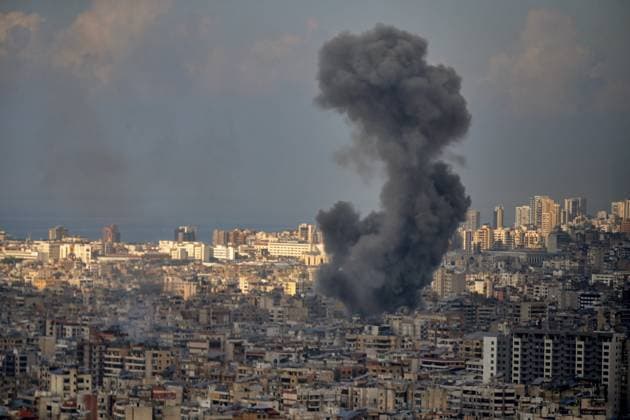 Bilder des Jahres 2024, News 11 November News Themen der Woche KW46 News Bilder des Tages November 13, 2024, Beirut, Beirut, Lebanon: Smoke billows from Beirut southern suburb following an Israeli air raid the pro-Iranian Hezbollah stronghold neighborhood. The Israeli military pounded Beirut s southern suburbs with airstrikes for the second day in a row, mounting heaviest daytime attacks yet on the Hezbollah-controlled area as Israel s newly appointed defense minister rejected any talk of a possible ceasefire. Beirut Lebanon - ZUMAn313 20241113_zip_n313_006 Copyright: xMarwanxNaamanix