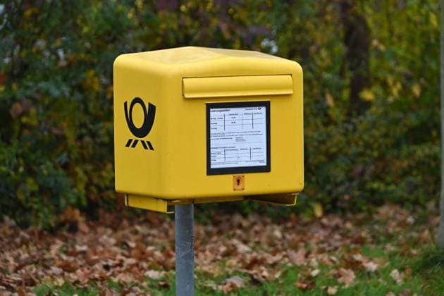 Gelber Briefkasten der Deutschen Post AG *** Yellow letterbox from Deutsche Post AG