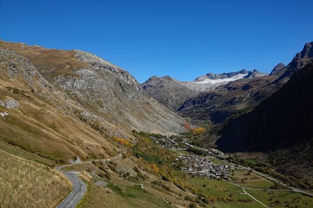 RECORD DATE NOT STATED Bonneval-sur-Arc (central-eastern France) Bonneval-sur-Arc, Maurienne Valley, Vanoise National Park (central-eastern France): view of the village in autumn, village granted the label Plus beaux villages de France (Most beautiful villages in France). In the background, the glacier of the Arc river (glacier des Sources de l Arc) Auvergne Rhone Alpes; Rhone Alpes; Savoy; Bonneval sur Arc Europe; Western Europe; France  Copyright: xBouvetxA Alpaca Andia.frx 425811