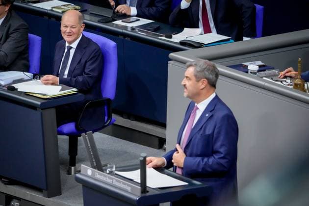 News Themen der Woche KW46 News Bilder des Tages Deutscher Bundestag, 199. Plenarsitzung Bundeskanzler Olaf Scholz blickt lachend zu Markus Soeder (CSU) bei seiner Rede zur Regierungserklaerung zur aktuellen Lage des Bundeskanzlers bei der 199. Sitzung des Deutschen Bundestag in Berlin, 13.11.2024 Berlin Berlin Deutschland *** German Bundestag, 199 plenary session Federal Chancellor Olaf Scholz looks with a smile at Markus Soeder CSU during his speech on the government statement on the current situation of the Federal Chancellor at the 199 session of the German Bundestag in Berlin, 13 11 2024 Berlin Berlin Germany