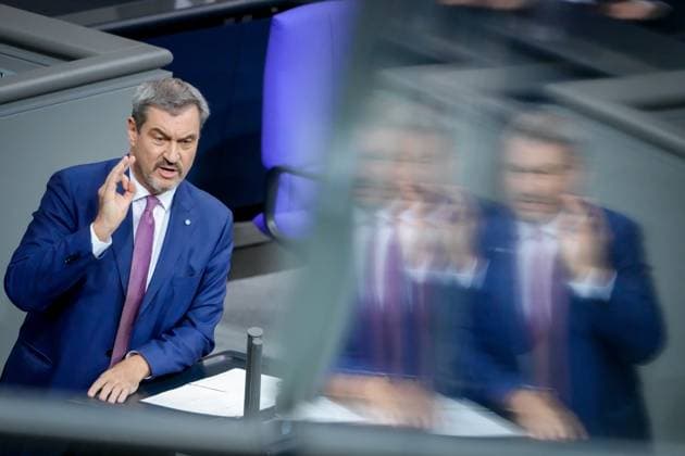 News Themen der Woche KW46 News Bilder des Tages Deutscher Bundestag, 199. Plenarsitzung Markus Soeder (CSU) im Portrait mit Spiegelung und besonderer Geste bei seiner Rede zur Regierungserklaerung zur aktuellen Lage des Bundeskanzlers bei der 199. Sitzung des Deutschen Bundestag in Berlin, 13.11.2024 Berlin Berlin Deutschland *** German Bundestag, 199 plenary session Markus Soeder CSU in portrait with reflection and special gesture during his speech on the government statement on the current situation of the Federal Chancellor at the 199 session of the German Bundestag in Berlin, 13 11 2024 Berlin Berlin Germany