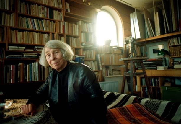 SCANPIX SWEDEN, 1991-10-11. Den finländska författaren Tove Jansson. Hon är mest känd för bökerna om Mumintrollet. Här i bostaden, Helsingfors, sitter i rum bland böcker, bokhyllor. x30062x *** SCANPIX SWEDEN, 1991 10 11 The Finnish author Tove Jansson She is best known for the books about Moomintroll Here in the residence, Helsinki, sitting in rooms among books, bookshelves x30062x  Copyright: xDanxHansson TTx 30062