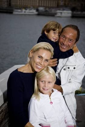 STOCKHOLM 2008-08-07 Singer and performer Paul Anka visiting Stockholm together with his Swedish wife Anna Anka and children Elli, 6, and Ethan, 3. Paul and Anna think it is important to maintain the family s Swedish origins by regular visits. Stockholm Sweden ttexport x8000x *** STOCKHOLM 2008 08 07 Singer and performer Paul Anka visiting Stockholm together with his Swedish wife Anna Anka and children Elli, 6, and Ethan, 3 Paul and Anna think it is important to maintain the family s Swedish origins by regular visits Stockholm Sweden ttexport x8000x  Copyright: xSAMUELxAHLINx Paul Anka and family