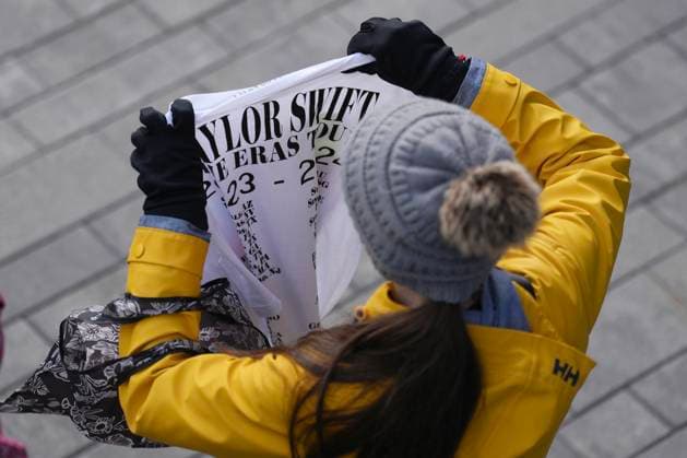 November 13, 2024, Toronto, On, CAN: A Taylor Swift fan emerges from Rogers Centre after shopping for merchandise ahead of the opening night of Swift s Eras tour in Toronto, Wednesday, Nov. 13, 2024. Toronto CAN  - ZUMAc35_ 20241113_zaf_c35_034 Copyright: xChrisxYoungx