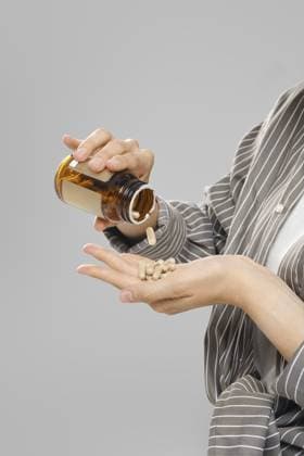Nahaufnahme einer Pille, die aus einem Glas fällt Close up view of pill falling out of a jar Copyright: imageBROKER AlekseixIsachenko ibxaii11752749.jpg ,model released, Symbolfoto ,property released