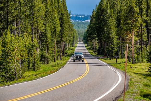 Highway im Yellowstone-Nationalpark Highway in Yellowstone National Park, Wyoming, USA Copyright: xZoonar.com NikolaixOkhitinx 11519447