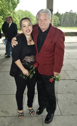 STOCKHOLM 20140617 Sangaren Tommy Bloms begravning pa Skogskyrkogarden. Bilden:Rocksangaren Little Gerhard, 80, tillsammans med frun Thepthong Panyadaeng, 40. STOCKHOLM SVERIGE x7101x *** STOCKHOLM 20140617 Singer Tommy Bloms funeral at Skogskyrkogarden Photo Rock singer Little Gerhard, 80, with his wife Thepthong Panyadaeng, 40 STOCKHOLM SWEDEN x7101x  Copyright: xCHRISTIANxÖRNBERGx xEXPx xTTx TOMMY BLOM BEGRAVNING