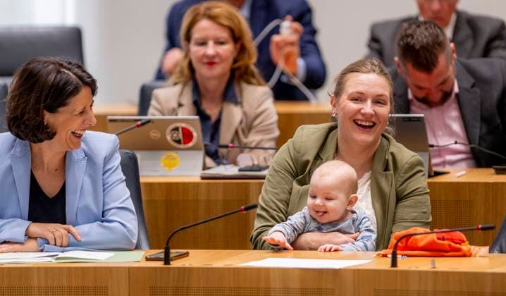 Die rheinland-pfälzische Ministerin für Familie, Frauen, Kultur und Integration (Bündnis 90 Die Grünen), Katharina Binz, sitzt am Donnerstag während der Plenarsitzung (14.11.2024) mit ihrem Sohn Kolja (6Monate) auf der Regierungsbank. Links Staatsministerin für Wirtschaft, Verkehr, Landwirtschaft und Weinbau, Daniela Schmitt (FDP). Die Ministerin demonstriert damit die Vereinbarkeit von Familie und Beruf. Mainz Rheinland-Pfalz Deutschland *** The Rhineland-Palatinate Minister for Family Affairs, Women, Culture and Integration Bündnis 90 Die Grünen , Katharina Binz, sits on the government bench with her son Kolja 6 months on Thursday during the plenary session 14 11 2024 Links Minister of State for Economic Affairs, Transport, Agric