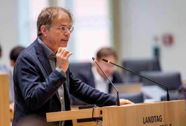 Der rheinland-pfälzische parteilose Abgeordneter Andreas Hartenfels hält im Mainzer Landtag eine Rede. Mainz Rheinland-Pfalz Deutschland *** Rhineland-Palatinate non-party member of parliament Andreas Hartenfels gives a speech in the Mainz state parliament Mainz Rhineland-Palatinate Germany