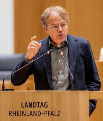 Der rheinland-pfälzische parteilose Abgeordneter Andreas Hartenfels hält im Mainzer Landtag eine Rede. Mainz Rheinland-Pfalz Deutschland *** Rhineland-Palatinate non-party member of parliament Andreas Hartenfels gives a speech in the Mainz state parliament Mainz Rhineland-Palatinate Germany