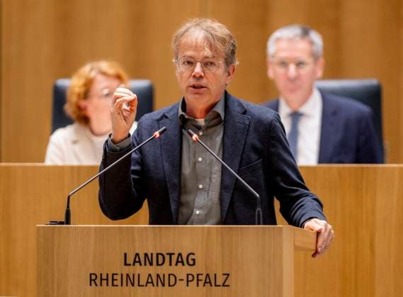 Der rheinland-pfälzische parteilose Abgeordneter Andreas Hartenfels hält im Mainzer Landtag eine Rede. Mainz Rheinland-Pfalz Deutschland *** Rhineland-Palatinate non-party member of parliament Andreas Hartenfels gives a speech in the Mainz state parliament Mainz Rhineland-Palatinate Germany
