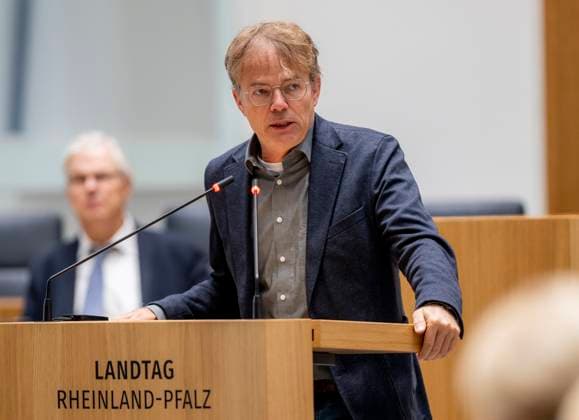 Der rheinland-pfälzische parteilose Abgeordneter Andreas Hartenfels hält im Mainzer Landtag eine Rede. Mainz Rheinland-Pfalz Deutschland *** Rhineland-Palatinate non-party member of parliament Andreas Hartenfels gives a speech in the Mainz state parliament Mainz Rhineland-Palatinate Germany