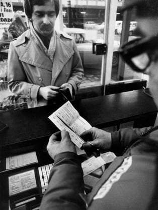 IMAGO History, Ölpreiskrise 1973 STOCKHOLM 1974-01-25 Oljekrisen 1973-74. Den här synen var vanlig pa vara bensinstationer under oljekrisen. Pa bilden lämnar kunden Sören Holmström sina bensinkuponger till Kurt Lindsmo pa Nynäsmacken. Bristvara. Ransoneringskort. STOCKHOLM SVERIGE Oljekris x30052x *** STOCKHOLM 1974 01 25 Oil crisis 1973 74 This view was common at our gas stations during the oil crisis In the picture, customer Sören Holmström hands his gas coupons to Kurt Lindsmo at Nynäsmacken Shortage of goods Ration cards STOCKHOLM SWEDEN Oil crisis x30052x  Copyright: xRagnhildxHaarstadx xSVDx xTTx OLJEKRISEN