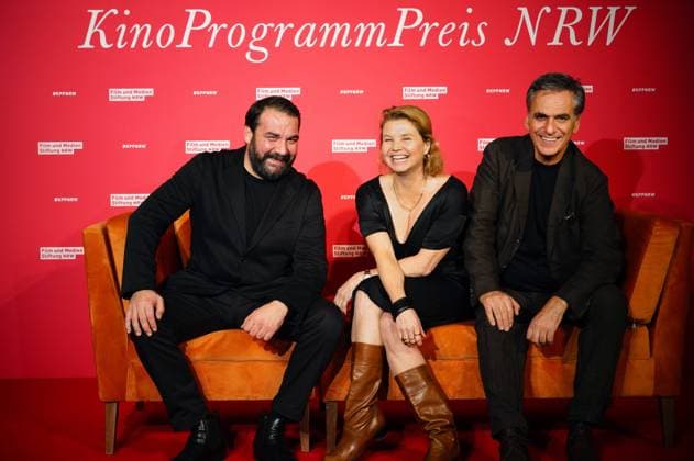 Sahin Eryilmaz, Annette Frier und Johannes Wünsche bei der 34. Verleihung der Kinoprogrammpreise NRW der Film- und Medienstiftung NRW in der olkenburg. Köln, 13.11.2024