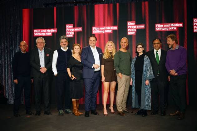 Regisseur Ali Samadi Ahadi, Bürgermeister Dr. Ralph Elster, Ehrenpreisträger Mustafa El Mesaoudi, Annette Frier, Minister für Medien des Landes Nordrhein-Westfalen Nathanael Liminski, Helena Zengel, Christoph Maria Herbst, Spitzenpreisträgerin Maria Minewitsch (Cinema & Kurbelkiste Münster), Filmstiftungs-Geschäftsführer Walid Nakschbandi und Sönke Wortman bei der 34. Verleihung der Kinoprogrammpreise NRW der Film- und Medienstiftung NRW in der olkenburg. Köln, 13.11.2024