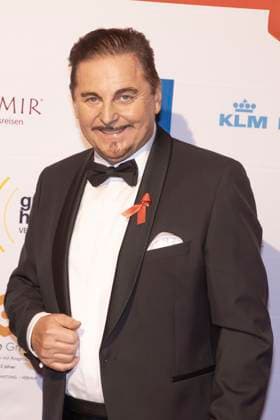 Brautmodenausstatter und TV-Star Uwe Herrmann (geb. 11. September 1962) kommt zur 16. HOPE Gala im Schauspielhaus Dresden. *** Bridal fashion designer and TV star Uwe Herrmann born September 11, 1962 comes to the 16 HOPE Gala at the Schauspielhaus Dresden