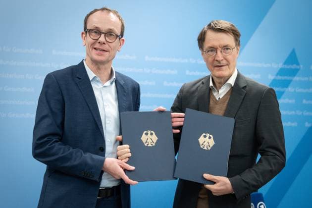Bilder des Jahres 2024, News 11 November News Themen der Woche KW46 News Bilder des Tages Uebergabe von Reformvorschlaegen der Regierungskommission fuer eine moderne und bedarfsgerechte Krankenhausversorgung Prof. Dr. Karl Lauterbach, Bundesminister fuer Gesundheit gemeinsam mit Prof. Tom Bschor, Leiter der Regierungskommission bei der Uebergabe von Reformvorschlaegen der Regierungskommission fuer eine moderne und bedarfsgerechte Krankenhausversorgung, Geburtshilfe und Buerokratieabbau im Bundesgesundheitsministerium, Berlin , 14.11.2024 Berlin Berlin Deutschland *** Presentation of reform proposals by the government commission for modern and needs-based hospital care Prof Dr Karl Lauterbach, Federal Minister of Health together with Prof Tom Bschor, head of the government commission at the presentation of reform proposals by