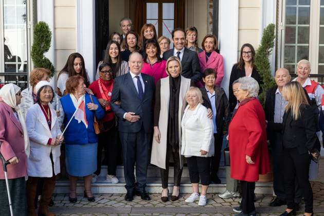 Entertainment Themen der Woche KW46 Entertainment Bilder des Tages Fürst Albert und Fürstin Charlene von Monaco bei Charity-Aktion des Roten Kreuz in Monaco Monaco remise de cadeaux au siège de la Croix Rouge No Tabloid TT SS HH Prince Albert II and Princess Charlene of Monaco offer gifts to disadvantaged people at the Monaco Red Cross office, on November 14th 2024, as part of the Monaco National Day celebrations LL AA SS Le Prince Souverain et La Princesse Charlène remettent les cadeaux aux personnes âgées au siège de la Croix Rouge, dans le cadre des célébrations de la Fête Nationale monégasque, le 14 novembre 2024 311457 2024 11 14 Monaco Monaco  Copyright: xVinajx-xPoolxCrystalx xStarfacex STAR_311457_021
