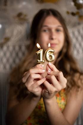 Creative Highlights Symbolbilder Teen girl holding 1 and 6 candles to celebrate sixteenth birthday Norman, Oklahoma, United States R_AOVS241103B-1577605-01 ,model released, Symbolfoto