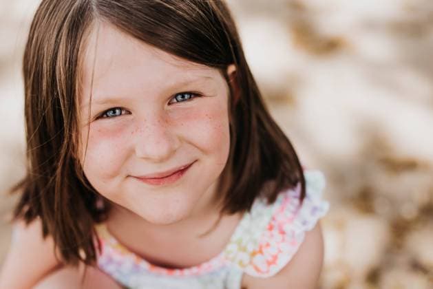 Creative Highlights Symbolbilder Smiling girl with bright blue eyes and freckles looks at camera Sioux Falls, South Dakota, United States R_ASWE2107012F-785657-01 ,model released, Symbolfoto