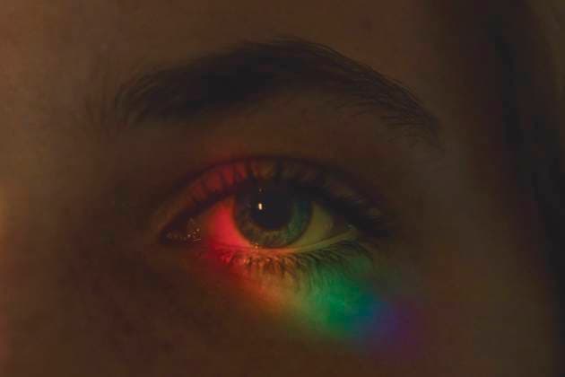 Creative Highlights Symbolbilder Close up of a blue eye in darkness illuminated with rainbow Orlando, Florida, United States R_DABAR21070775-789798-01 ,model released, Symbolfoto