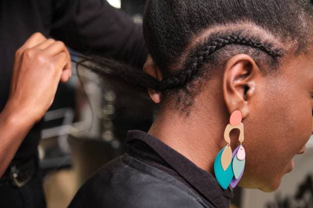 Creative Highlights Symbolbilder Hairdresser braiding crochet braids on client in afro hair salon Madrid, Community of Madrid, Spain CR_CRVI241102-1569623-01 ,model released, Symbolfoto ,property released