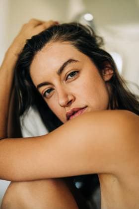 Creative Highlights Symbolbilder Close-up portrait of a woman with soft, contemplative expression Joshua Tree, California, United States CR_FKNH241101B-1575517-01 ,model released, Symbolfoto