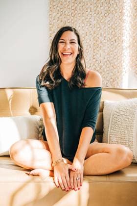 Creative Highlights Symbolbilder Woman sitting cross-legged on couch, laughing joyfully in sunlight Amesbury, Massachusetts, United States CR_FKNH241112-1581181-01 ,model released, Symbolfoto