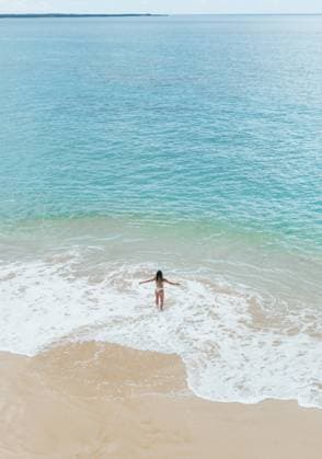 Creative Highlights Symbolbilder Blonde woman embracing ocean view, beachside Wailea-Makena, Hawaii, United States CR_WXHJ241111-1578062-01 ,model released, Symbolfoto
