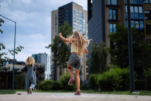 IMAGO Creative, Lifestyle, Frühling in der Stadt Girls playing hopscotch in the yard in the summer Minsk, Minsk Region, Belarus CR_YUKI241028B-1521945-01 EDITORIAL USE ONLY