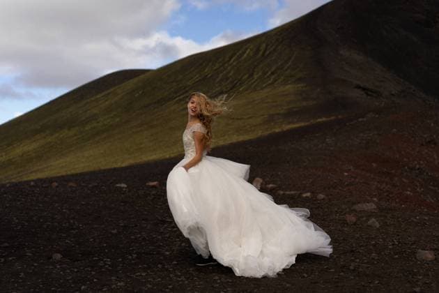 Creative Highlights Symbolbilder Bride in a wedding dress in the mountains of Iceland Reykjavík, Reykjavíkurborg, Iceland CR_YUKI241103-1571998-01 ,model released, Symbolfoto