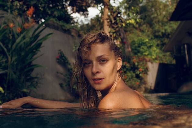 Creative Highlights Symbolbilder Happy woman swimming in pool on sunny day Dalung, Bali, Indonesia CR_YUKI24111289-1578976-01 ,model released, Symbolfoto