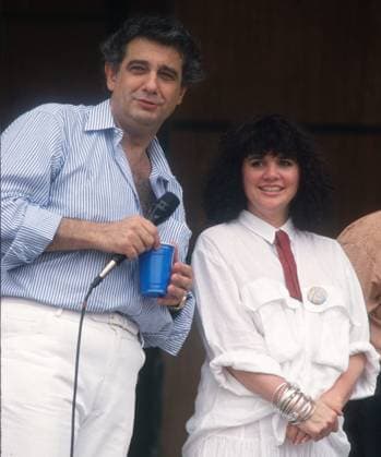 Linda Ronstadt, Placido Domingo, 1989. ph: John Barrett PHOTOlink Courtesy Everett Collection (Linda Ronstadt Placido Domingo6295)ASCA041 F4248 PUBLICATIONXNOTxINxCANxCHNxFRAxITAxJPNxNORxPOLxRUSxESPxUKxUSA Copyright: xx ASCA041 F4248 ASCA041_F4248_H