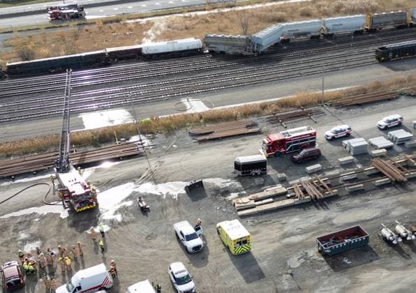 Kanada, Zug-Entgleisung in Longueuil bei Montreal November 15, 2024, Montreal, Pq, CANADA: An aerial view as police and firefighters respond to a train derailment in Longueuil, on the south shore of Montreal on Thursday, Nov.14, 2024. Montreal CANADA  - ZUMAc35_ 20241115_zaf_c35_002 Copyright: xChristinnexMuschix