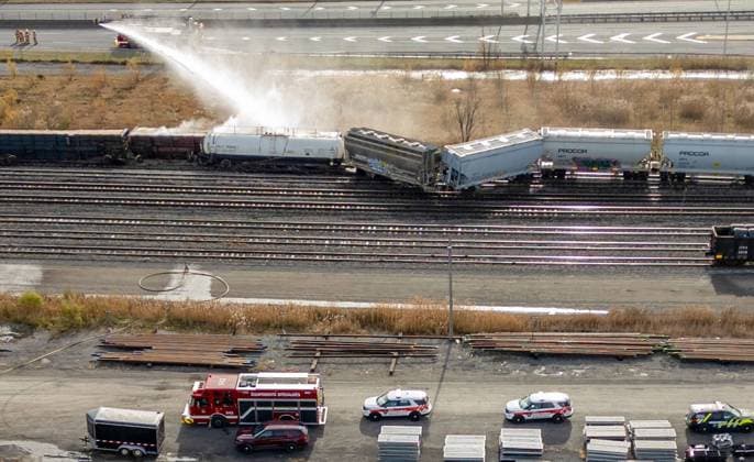 News Bilder des Tages Kanada, Zug-Entgleisung in Longueuil bei Montreal November 15, 2024, Montreal, Pq, CANADA: An aerial view as police and firefighters respond to a train derailment in Longueuil, on the south shore of Montreal on Thursday, Nov.14, 2024. Montreal CANADA  - ZUMAc35_ 20241115_zaf_c35_003 Copyright: xChristinnexMuschix