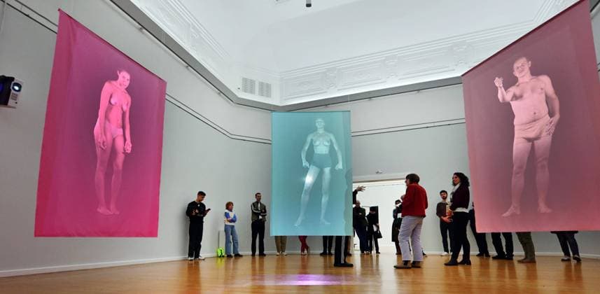 Von Holzschnitt und Pinsel zu Computer und Videokunst in den Chemnitzer Kustsammlungen Kunstsammlungen Chemnitz ab 17. 11.24 bis 02.03.25 Ausstellung Yvon Chabrowski und Erich Heckel Yvon Chabrowskis Videoskulpturen laden zur Auseinandersetzung mit körperlichen Repräsentationen ein. Vor über 100 Jahren war Erich Heckel, Mitbegründer und Geschäftsführer der Künstlergruppe Brücke und mit Sachsen und Chemnitz eng verbunden. Aquarelle und Druckgrafik aus der Sammlung Jess,Schenkung Jürgen Brinkmann. Die exquisite Sammlung wird gemeinsam mit Heckels Meisterwerken aus dem eigenen Bestand präsentiert und somit auch besonders den qualitativen Zuwachs für die Kunstsammlungen Chemnitz verdeutlichen. Die Schenkung befand sich früher Ã Chemnitz1411-24 (3)