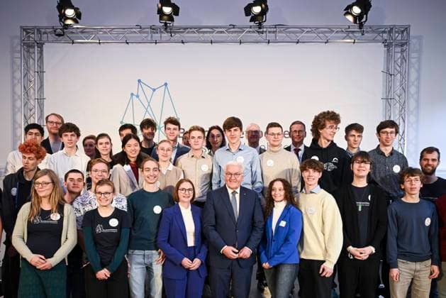 News Themen der Woche KW46 News Bilder des Tages Tuebingen 15.11.2024 Abschlussveranstaltung Bundeswettbewerbs, Gruppenbild mit Bundespraesident Frank-Walter Steinmeier (Mitte re) und Staatssekretaerin Sandra Boser (Mitte li, Ministerium Kultus, Jugend und Sport Baden-Wuerttemberg) und den BWKI-Finalisten, BWKI-Finalist Tillmann Lang (Mitte oben) aus Tuebingen *** Tuebingen 15 11 2024 Closing event of the national competition, group picture with Federal President Frank Walter Steinmeier center right and State Secretary Sandra Boser center left, Ministry of Culture, Youth and Sport Baden Wuerttemberg and the BWKI finalists, BWKI finalist Tillmann Lang center top from Tuebingen