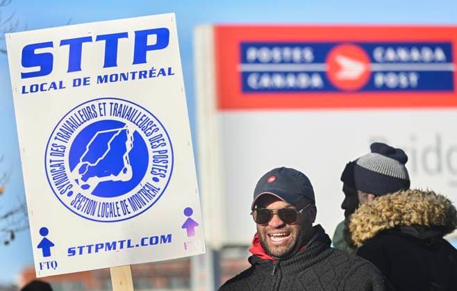 November 15, 2024, Montreal, Pq, Canada: Canada Post workers picket outside a sorting plant in Montreal on Friday, Nov.15, 2024. Canadian Union of Postal Workers says approximately 55,000 workers are striking, claiming little progress has been made in the bargaining process. Montreal Canada  - ZUMAc35_ 20241115_zaf_c35_017 Copyright: xGrahamxHughesx