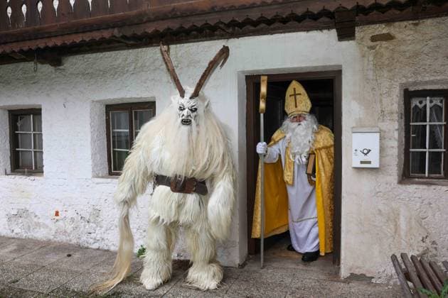 12.11.2024, Geretsberg, AUT, Unterwegs in Oberösterreich, Feature, Symbolbild, Verschiedene Themenbilder, Themenbild, Brauchtum, Shooting, Nikolaus, Krampus, im Bild Nikolaus, Krampus, Percht, Brauchtum, Feature, Freisteller, Shooting, Verschiedene Ansichten, *** 12 11 2024, Geretsberg, AUT, On the road in Upper Austria, Feature, Symbol image, Various theme images, Theme image, Customs, Shooting, St. Nicholas, Krampus, in the picture St. Nicholas, Krampus, Percht, Customs, Feature, Crop, Shooting, Various views,