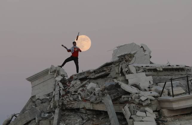 Bilder des Jahres 2024, News 11 November News Themen der Woche KW46 News Bilder des Tages A full moon rises over destroyed buildings in the Zawaida eara in the central of Gaza Strip A full moon rises over destroyed buildings in the Zawaida eara in the central of Gaza Strip early on November 15, 2024, amid the ongoing conflict between Israel and the Palestinian Hamas militant group. Photo by Ali Hamad apaimages Zawaida Gaza Strip Palestinian Territory 151124_Zawaida_AH_00(32) Copyright: xapaimagesxAlixHamad xapaimagesx
