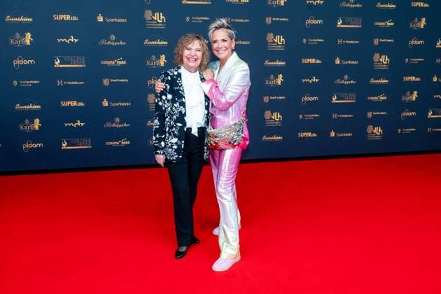 Leipzig - 30. Goldene Henne Preisverleihung in der Messe Leipzig 15.11.2024 Leipzig, Messe Im Foto: Inka Bause, Moderatorin (rechts) Am Freitagabend findet die Verleihung Goldene Henne 2024, gemeinsam veranstaltet von SuperIllu und MDR-Fernsehen, wieder in Leipzig statt. Deutschlands größter Publikumspreis wird dieses Jahr zum 30. Mal vergeben. Dazu eingeladen sind zahlreiche regionale, nationale und internationale Stars. Die Preisverleihung findet in der Messe Leipzig statt. Leipzig Messe Leipzig Sachsen Deutschland Copyright: xEHLxMedia Erik-HolmxLanghofx 20241115_goldene-henne-ehl-1_2