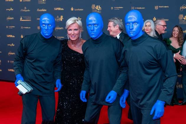 Leipzig - 30. Goldene Henne Preisverleihung in der Messe Leipzig 15.11.2024 Leipzig, Messe Im Foto: Kamilla Senjo, Moderatorin mit der Blue Man Group Am Freitagabend findet die Verleihung Goldene Henne 2024, gemeinsam veranstaltet von SuperIllu und MDR-Fernsehen, wieder in Leipzig statt. Deutschlands größter Publikumspreis wird dieses Jahr zum 30. Mal vergeben. Dazu eingeladen sind zahlreiche regionale, nationale und internationale Stars. Die Preisverleihung findet in der Messe Leipzig statt. Leipzig Messe Leipzig Sachsen Deutschland Copyright: xEHLxMedia Erik-HolmxLanghofx 20241115_goldene-henne-ehl-1_3