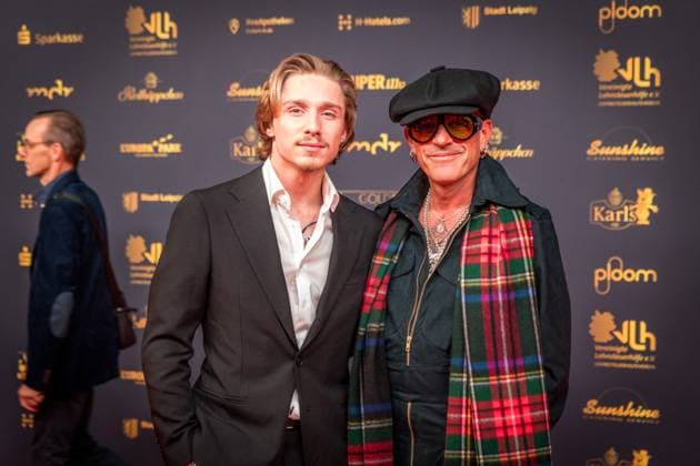 30. Verleihung der Goldenen Henne in Leipzig. Der MDR (Mitteldeutsche Rundfunk) produziert in Zusammenarbeit mit Super Illu den größten Publikumspreis in Ostddeutschland. Hier der Sohn von Peter Maffay Yaris Makkay zusammen mit Pascal Kravetz Goldene Henne 2024